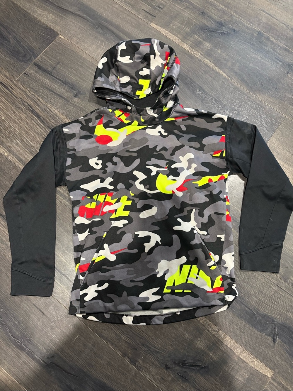 Boys Nike Dri-Fit Sz Large 10 / 12 hoodie sweatshirt
Black and neon camo